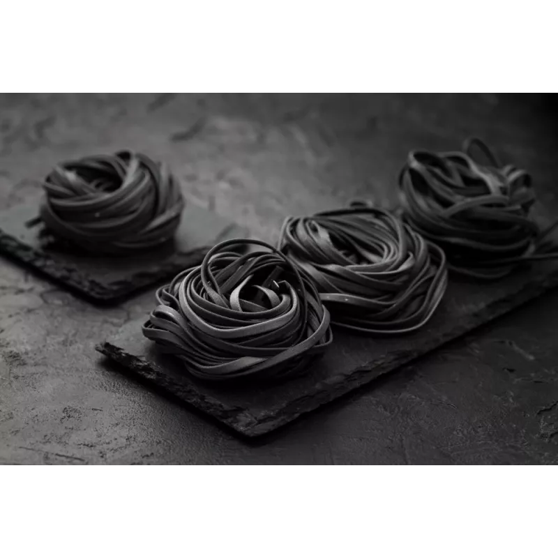 Tagliatelle à l'encre de seiche bio & artisanale de France - direct... Tagliatelle à l'encre de seiche bio & artisanale de France - direct...