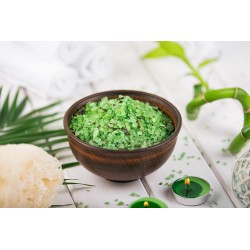 Green jade salt crystals with organic bamboo from Hawaï
