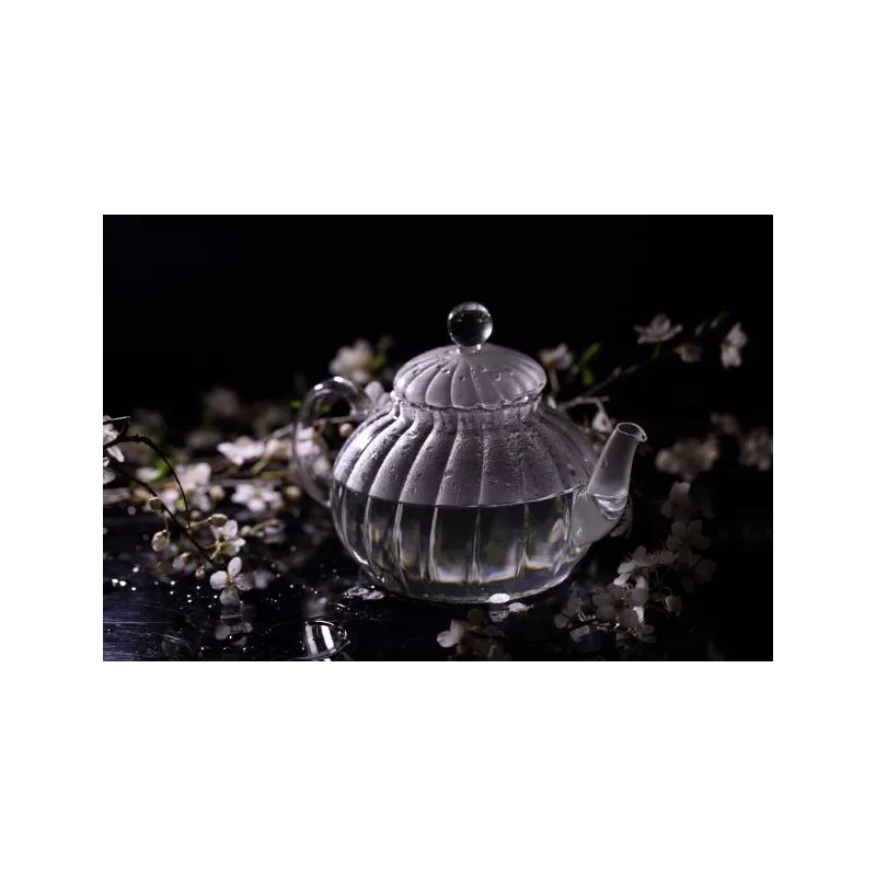 Chiseled borosilicate glass teapot with glass infuser