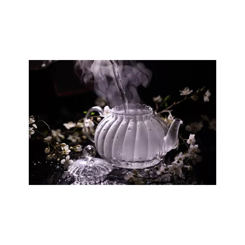 Chiseled borosilicate glass teapot with glass infuser