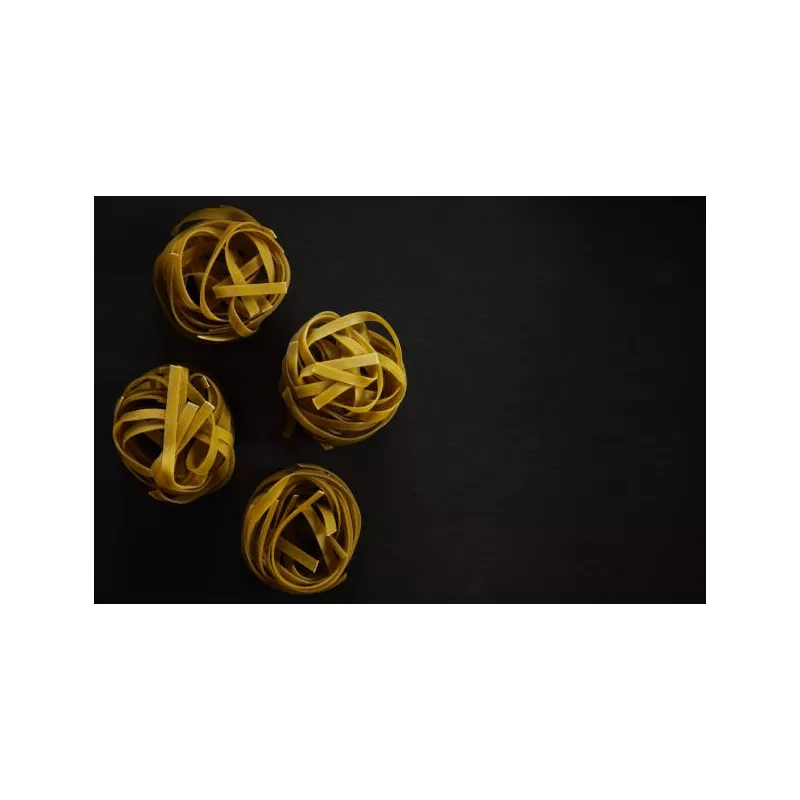 Organic & artisanal tagliatelle with garlic & basil from France - d...