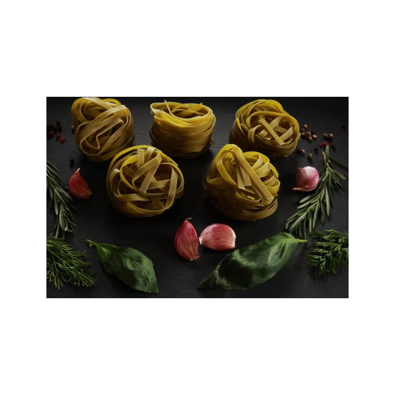 Organic & artisanal tagliatelle with garlic & basil from France - d...