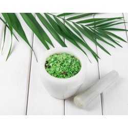 Green jade salt crystals with organic bamboo from Hawaï premium